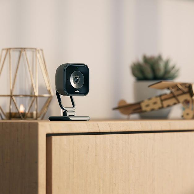 Compact indoor high definition desktop mount smart camera with privacy shutter